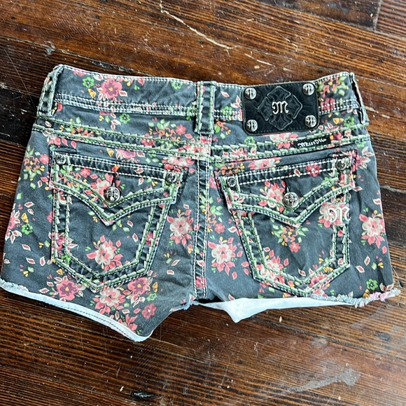 Miss Me Floral Shorts Size 25 - Picture 4 of 4